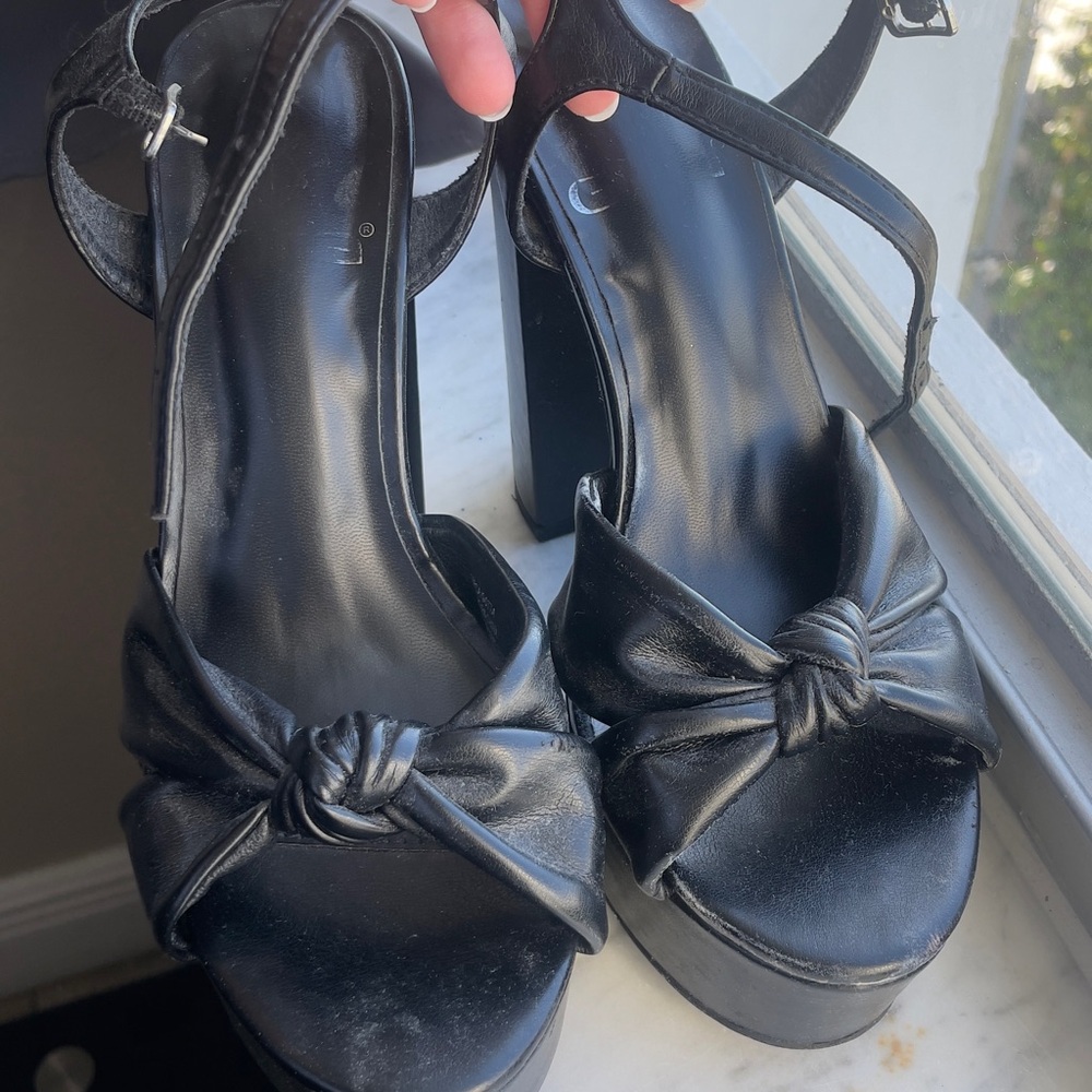 Elegant Black Platform Heels - Picture 3 of 4